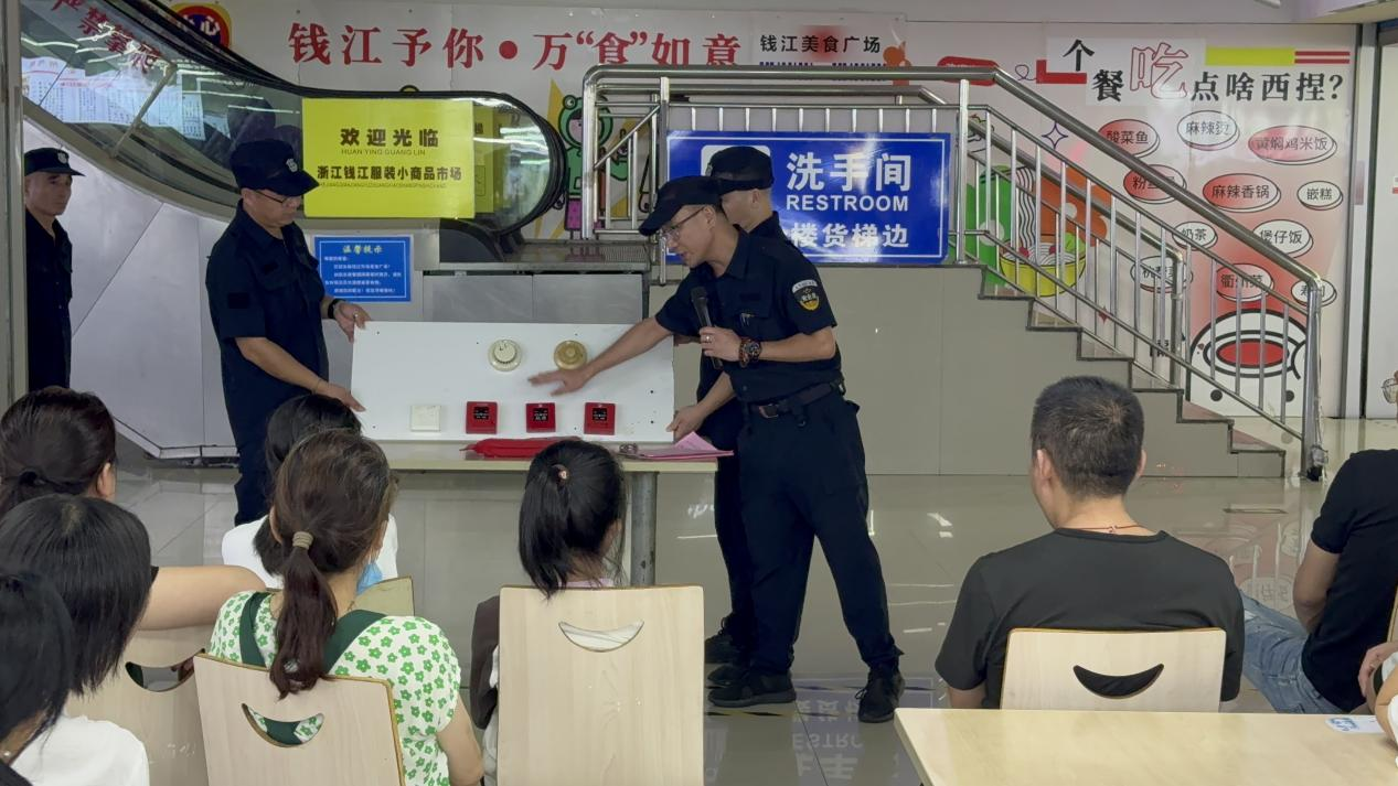 守護(hù)“煙火氣”！——錢江商城開展美食廣場(chǎng)商戶消防安全知識(shí)培訓(xùn)